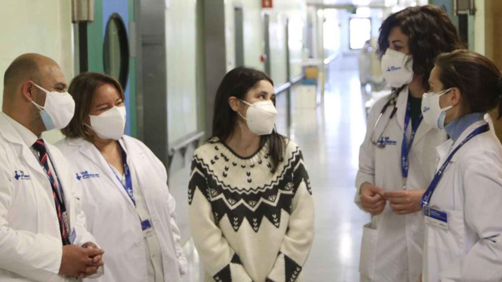 Mireia Sitjà (en el centro), la primera española en recibir tres trasplantes pulmonares / VALL D'HEBRON