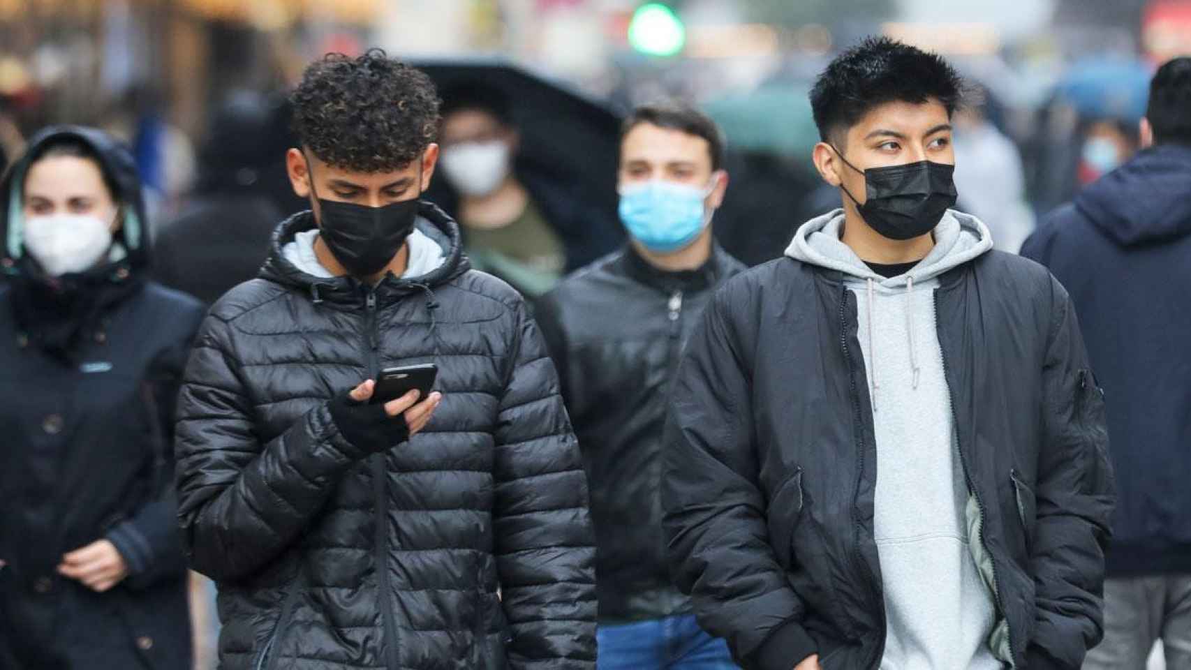 Dos jóvenes, con mascarilla en las calles de Madrid / EP