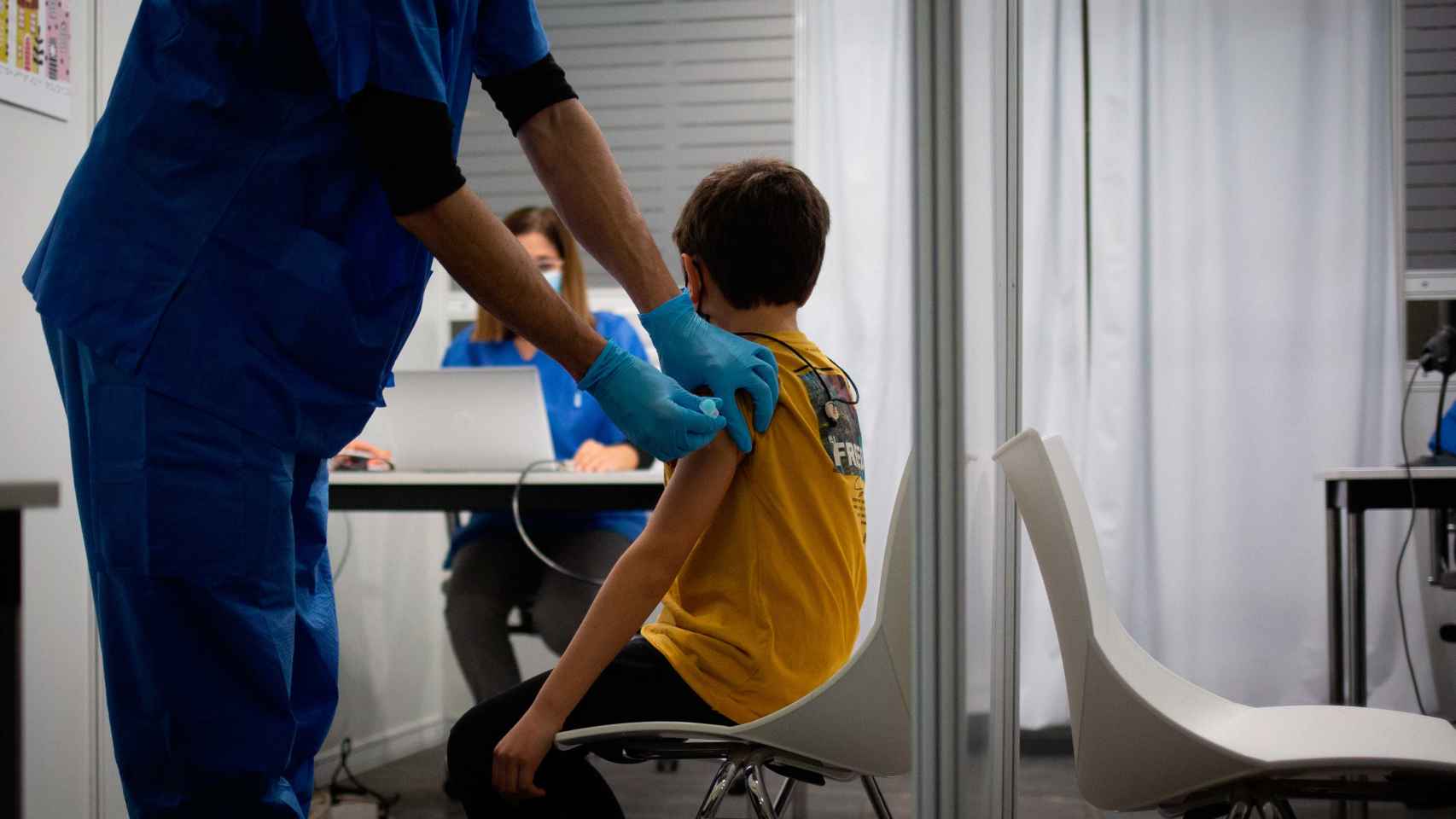 Un niño recibe la vacuna contra el Covid / EUROPA PRESS