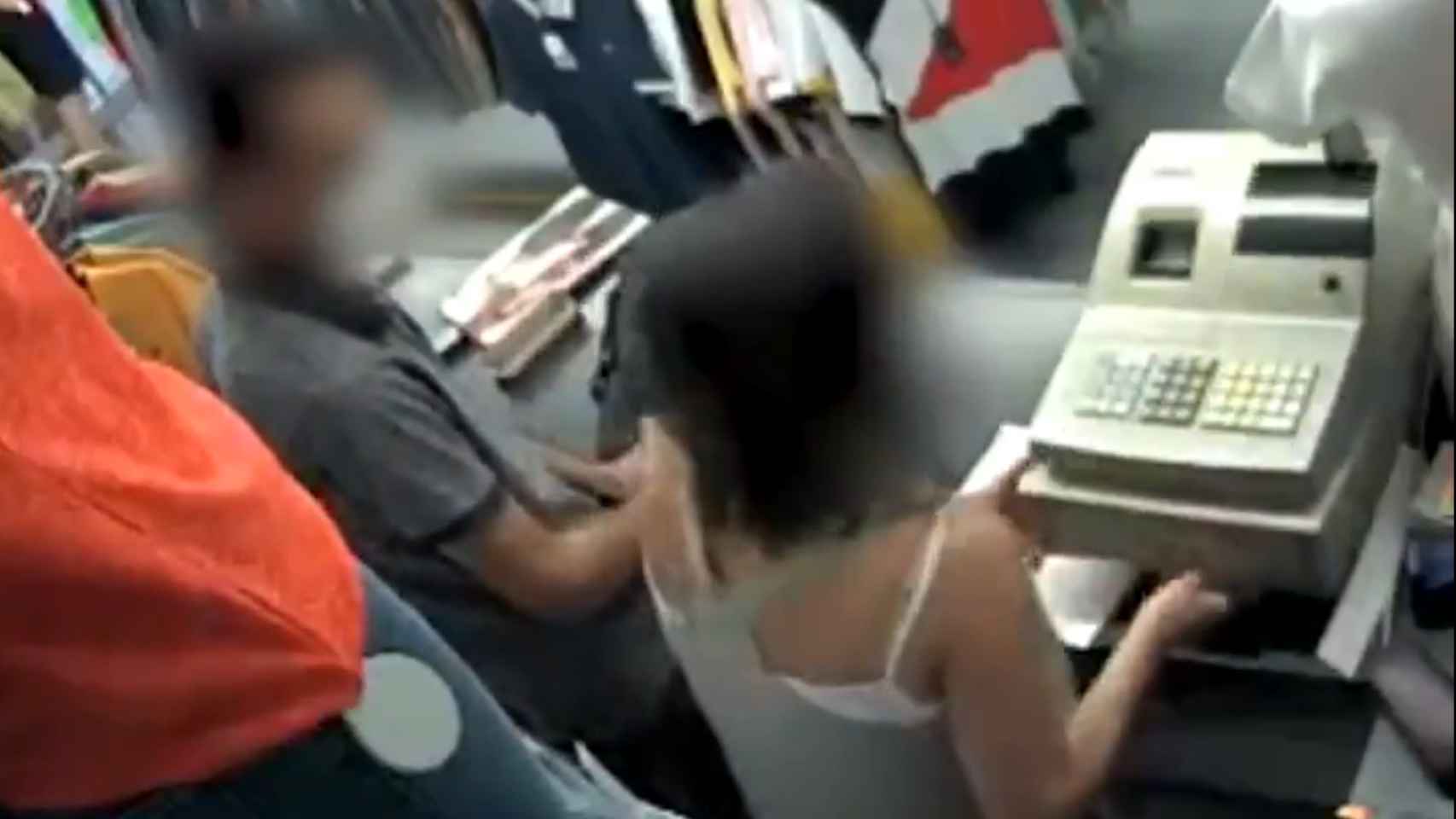 Imágenes del robo con violencia en una tienda de L'Hospitalet de Llobregat / MOSSOS