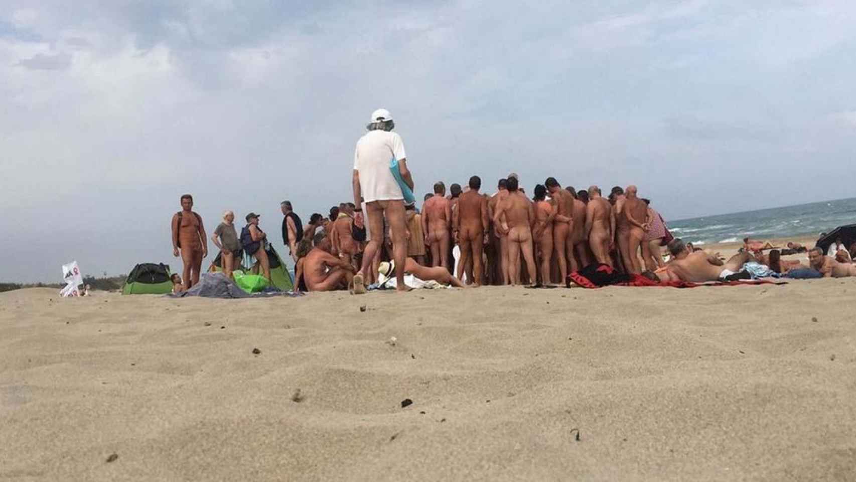Un grupo de personas practican nudismo en una playa