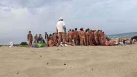Un grupo de personas practican nudismo en una playa