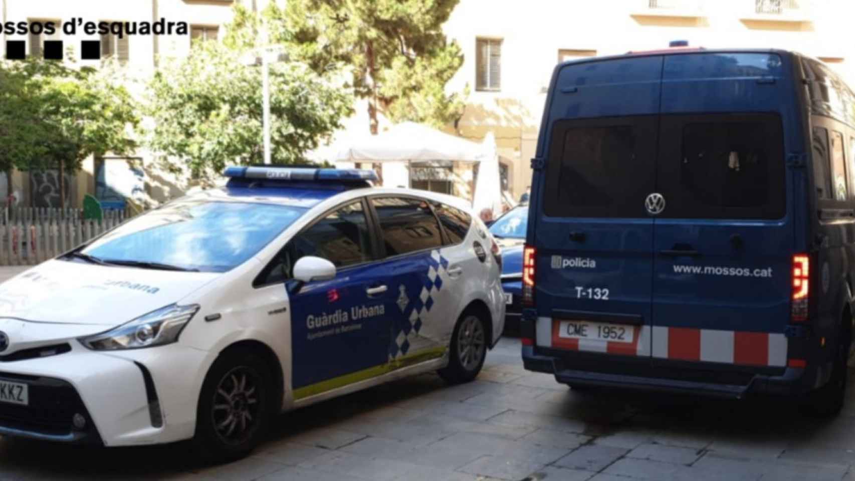 Una patrulla de la Urbana, que localizó el cadáver en el maletero de un coche en Lleida / MOSSOS