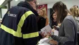 Un trabajador de Correos entrega el voto enviado desde el exterior en unas elecciones anteriores / EFE
