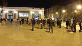 Manifestantes de 'Meridiana Resisteix' se concentran ante la estación de Sant Andreu Arenal / MERIDIANA RESISTEIX