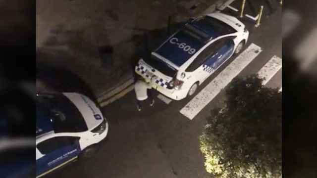 Imagen del robo a un coche de la Guardia Urbana en Barcelona / CG