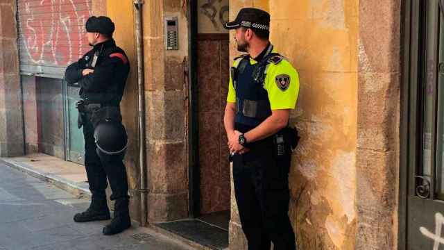 Dos agentes de policía en un narcopiso de Barcelona / EUROPAPRESS