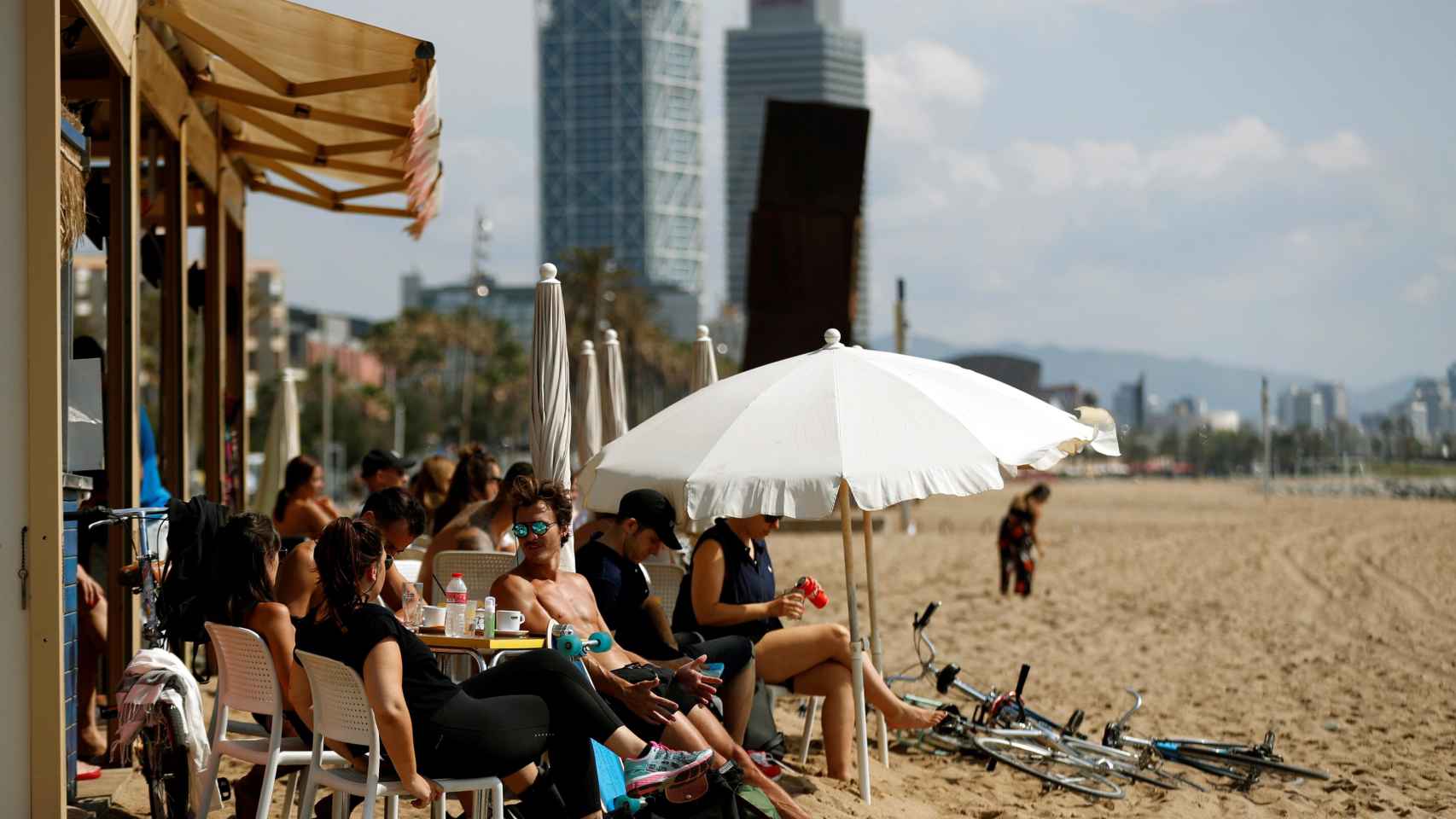 Desescalada. Varias personas en un chiringuito de la playa de Barcelona / EFE