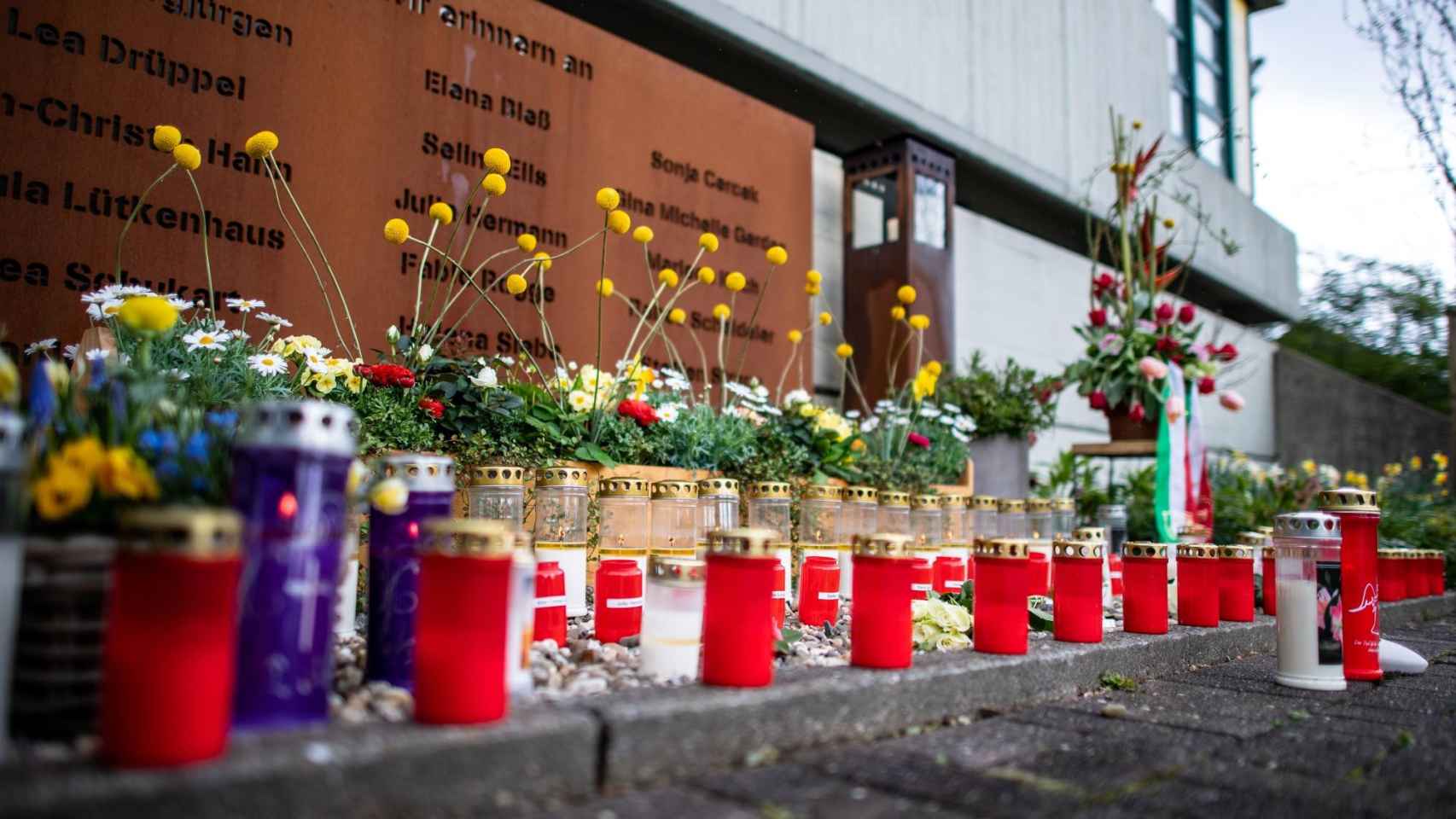 Flores y velas en el homenaje a las víctimas del siniestro de Germanwings, en Alemania / EP