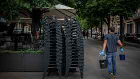 Dos hosteleros de Barcelona preparan su terraza para el primer día de la fase 1 / EP