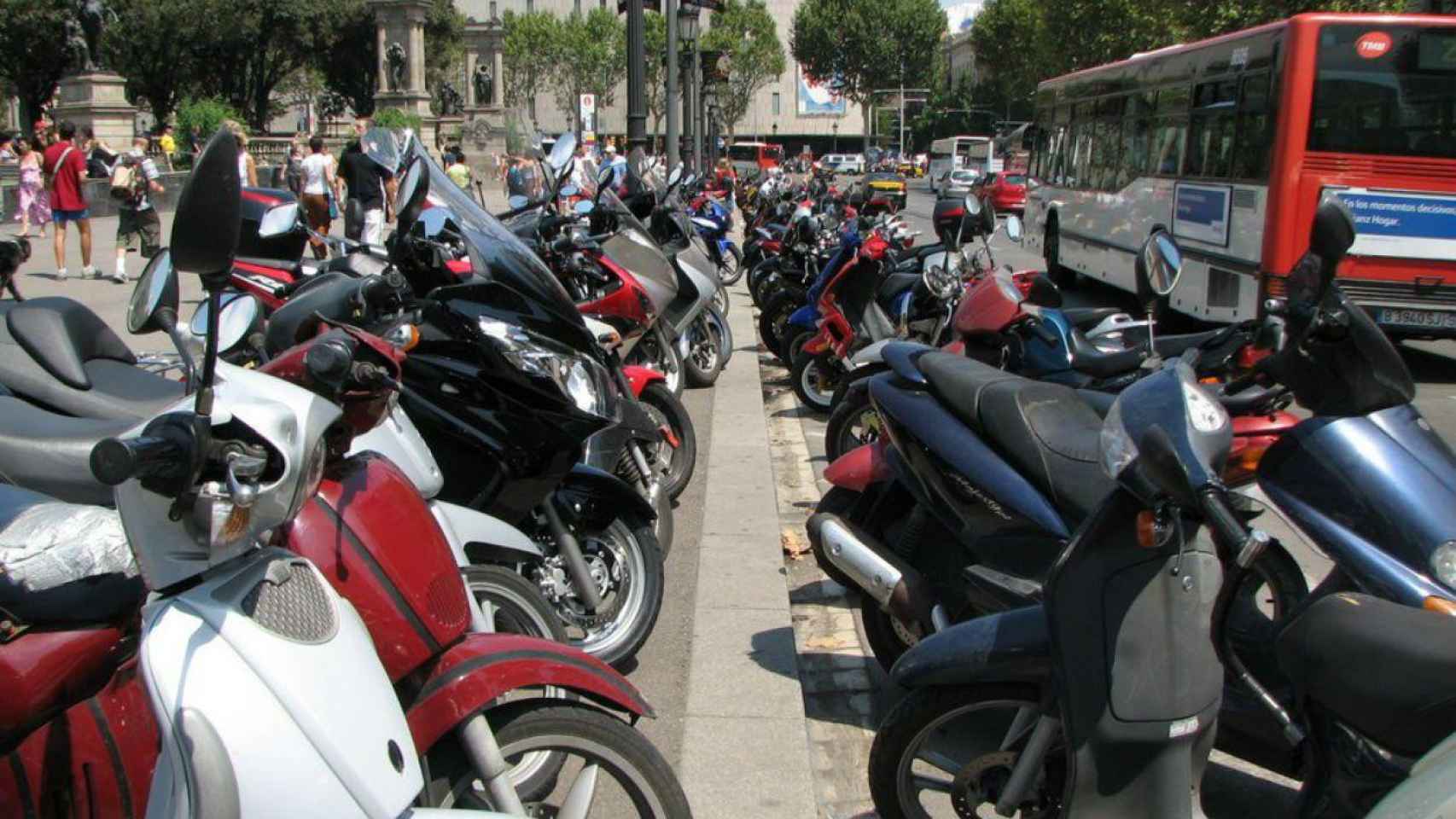 Motos aparcadas en la acera, en el centro de Barcelona / MA