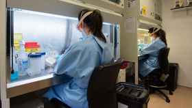 Dos investigadoras de la sanidad hacen pruebas del coronavirus / EUROPA PRESS. Sanitarios