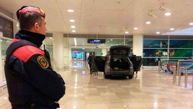 Los agentes registran el coche en la terminal T1 del Aeropuerto de El Prat / MOSSOS