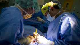 Cirujanos en una operación de una clínica estética / PIXABAY