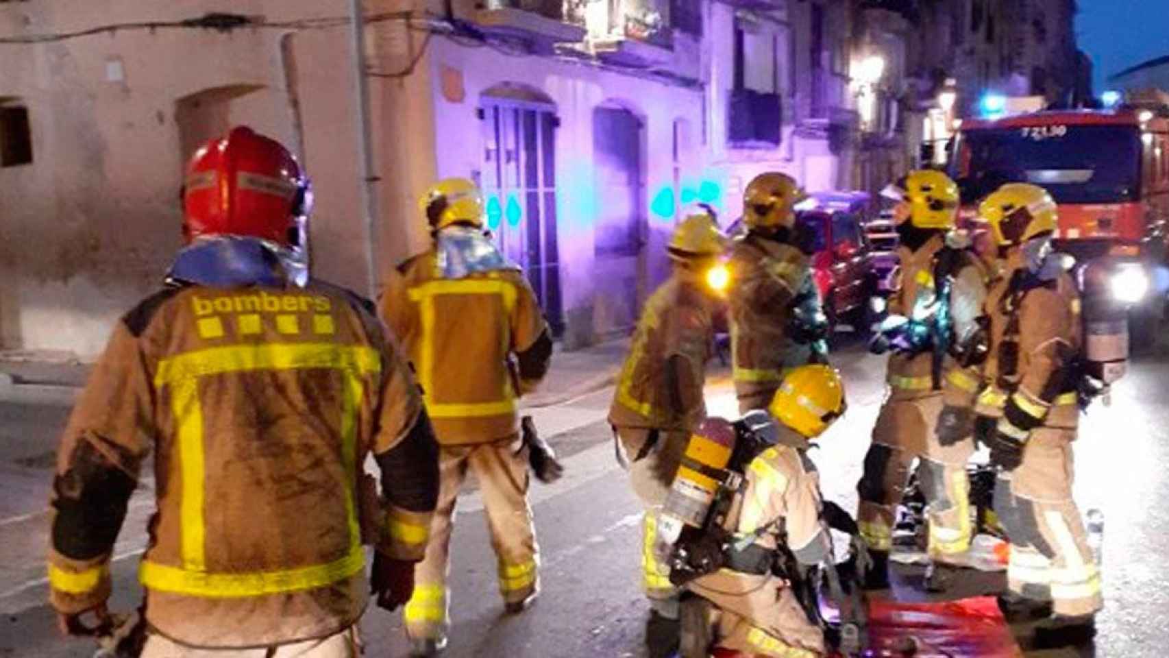 Los bomberos trabajan para acabar con el incendio en Tortosa / BOMBERS