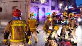 Los bomberos trabajan para acabar con el incendio en Tortosa / BOMBERS