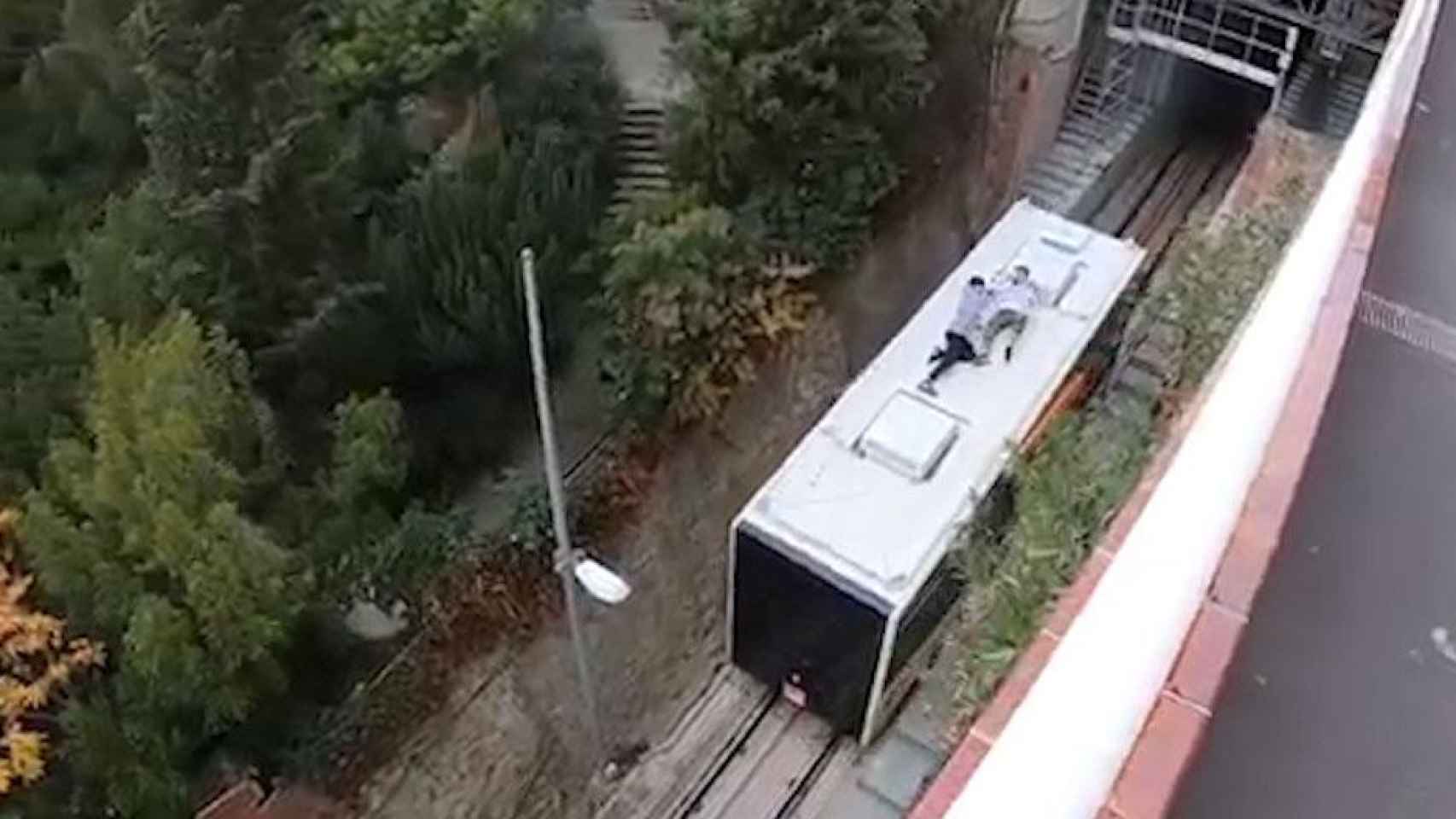Los jóvenes tras saltar sobre el funicular de Vallvidrera / YOUTUBE