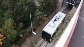 Los jóvenes tras saltar sobre el funicular de Vallvidrera / YOUTUBE