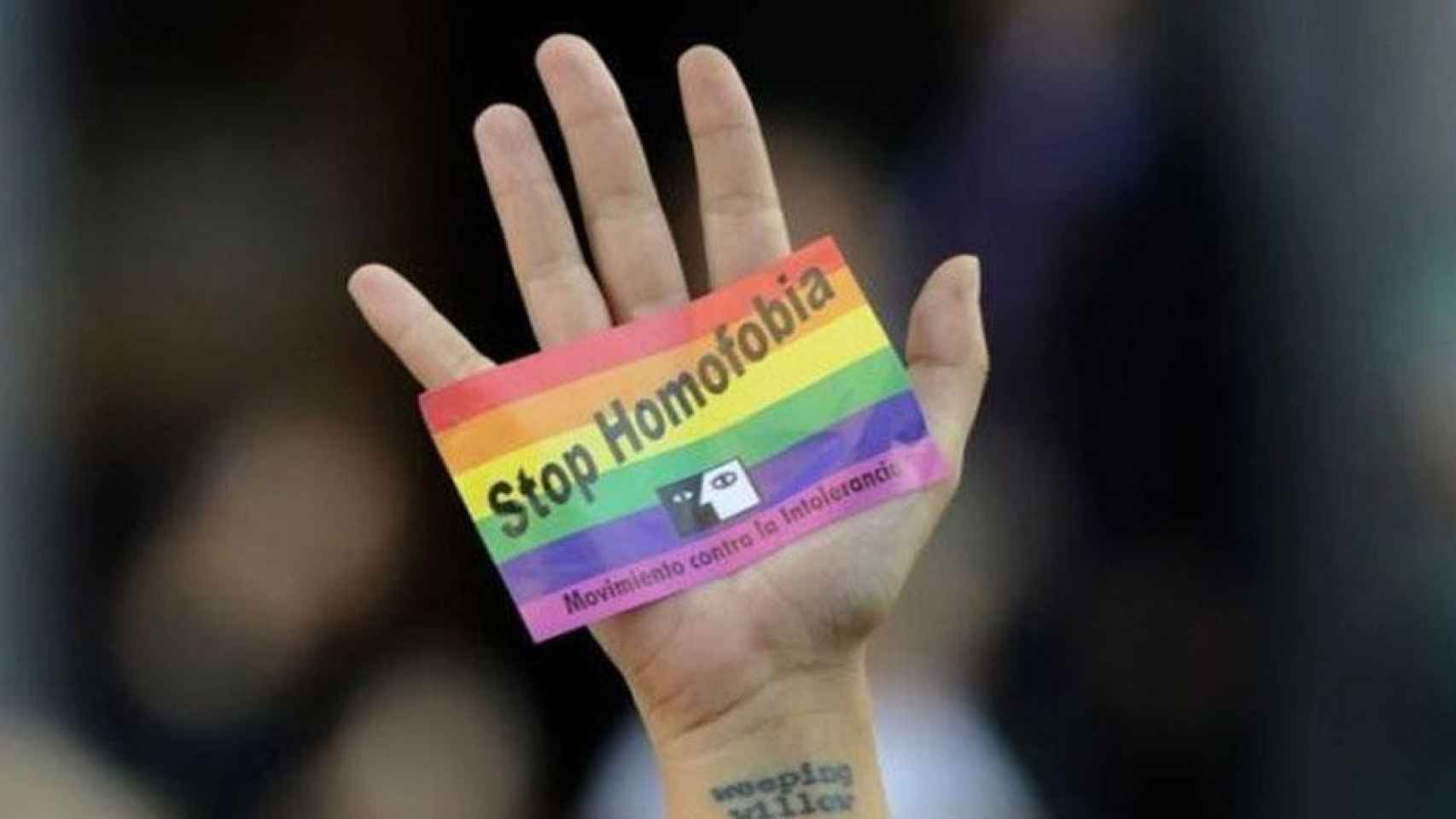 Un mano con un carte de 'Stop homofobia' / EFE