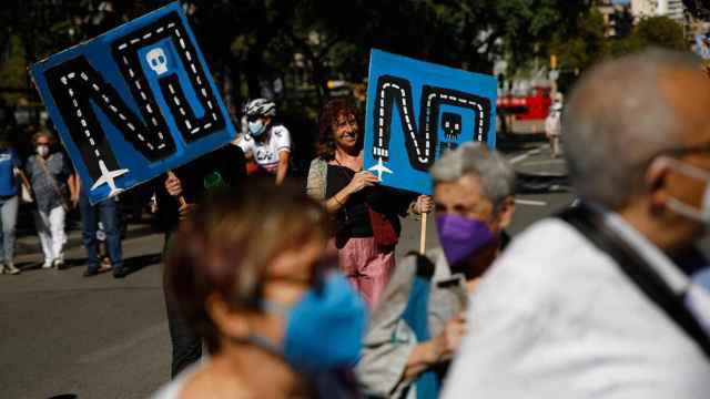 Una participante de la manifestación en Barcelona para protestar contra el proyecto de ampliación del aeropuerto de El Prat-Barcelona / EUROPA PRESS