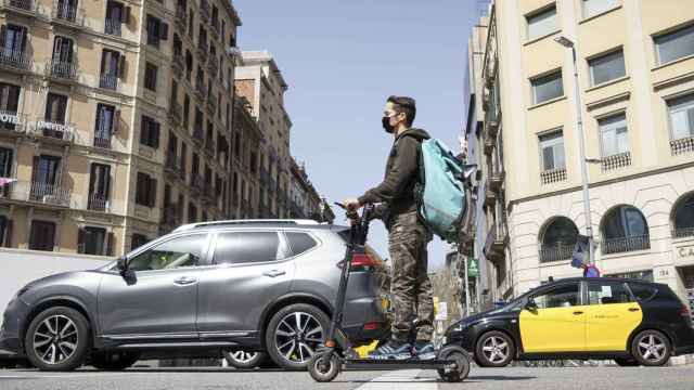 Un hombre cruzando un paso de cebra junto a otros coches en la calle Roger de Llúria, en el centro de Barcelona / PABLO MIRANZO (CG)