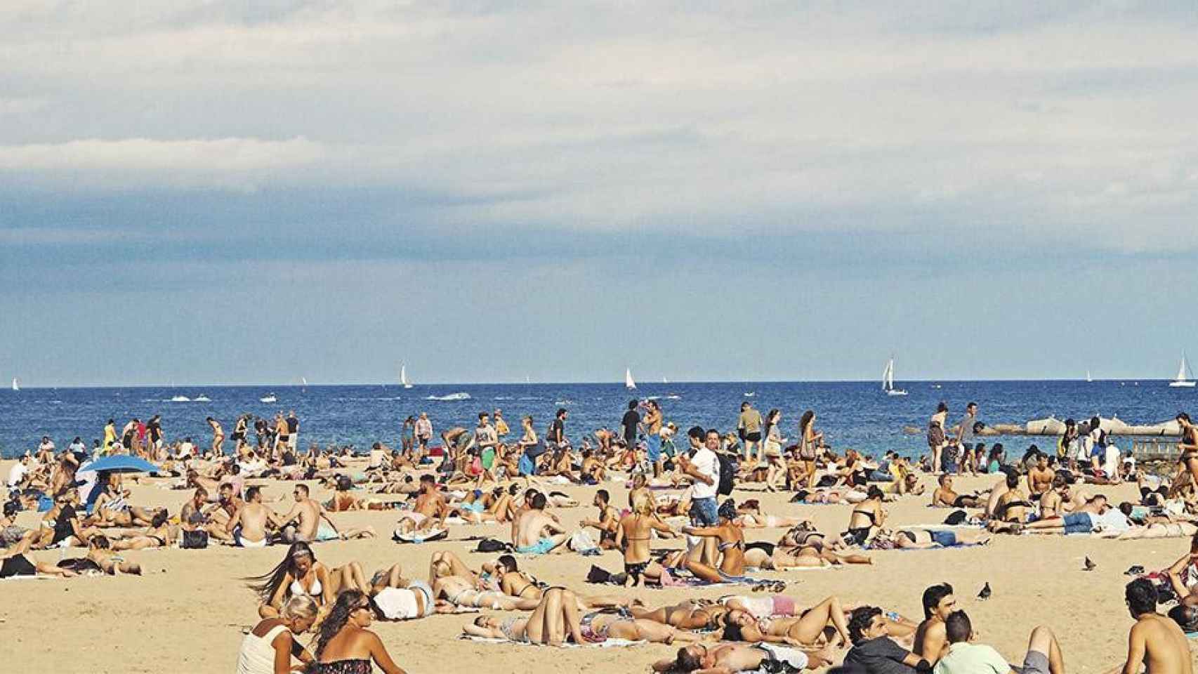 Bañistas en la playa de Barcelona / UNSPLASH