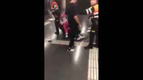 Imagen de la agresión a vigilantes de seguridad y personal de TMB en el Metro de Barcelona / CG