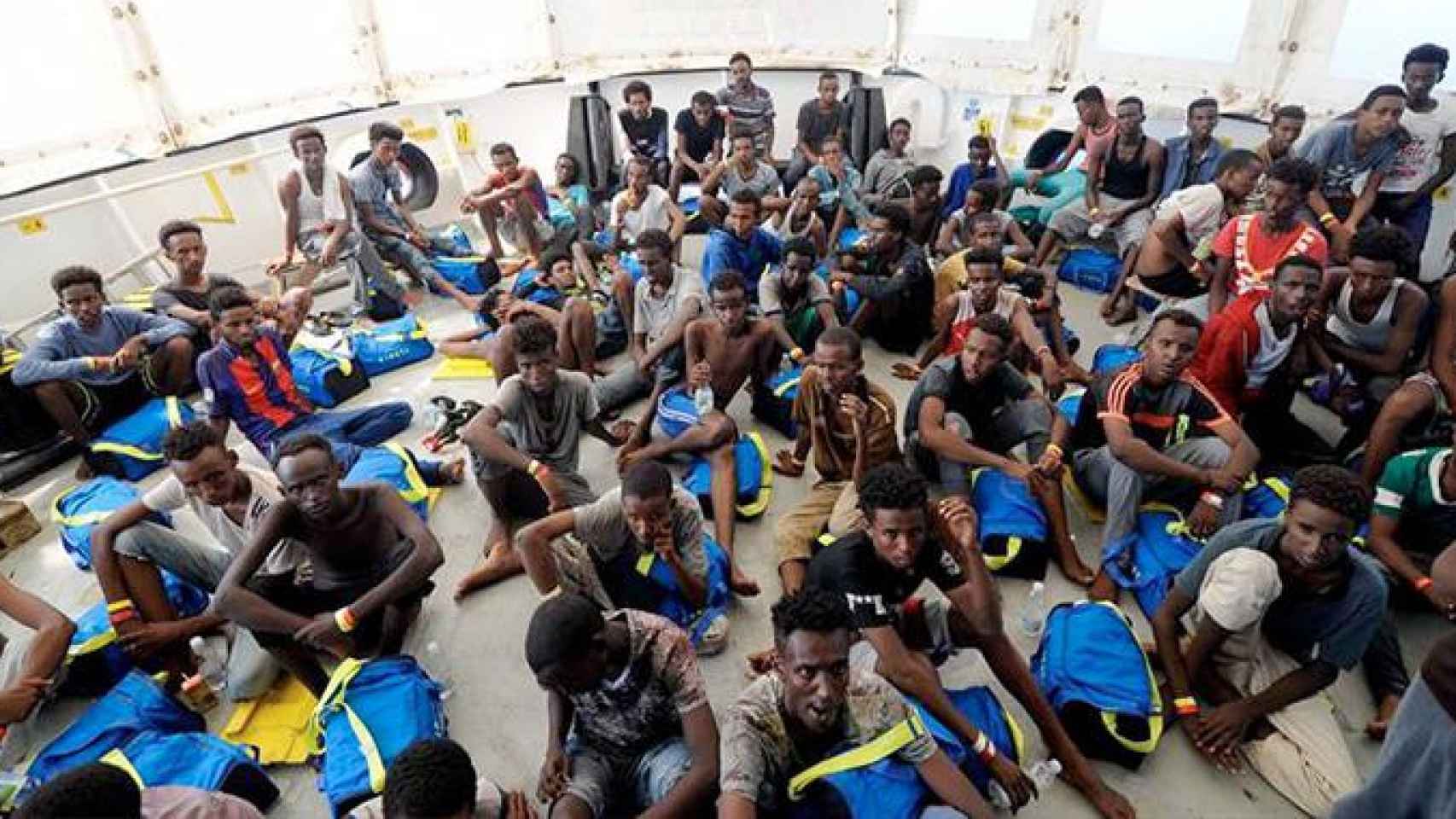 Fotografía cedida por la ONG SOS Mediterránée, muestra a varios inmigrantes rescatados a bordo del barco de rescate 'Aquarius' / EFE