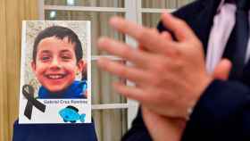 Retrato del niño Gabriel Cruz colocado en el patio de la diputación de Almería, donde hoy se ha convocado un pleno extraordinario para declarar tres días de luto por su muerte