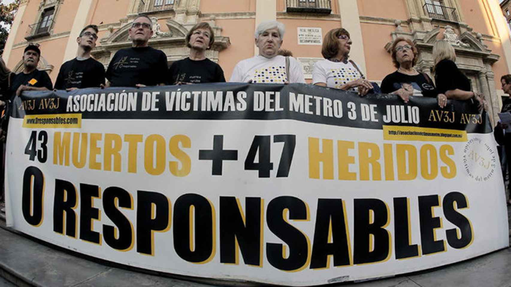 La Asociación de Víctimas del Metro 3 de Julio organiza en 2014 la concentración mensual de recuerdo a las 43 personas que murieron en el accidente de Metrovalencia de 2006 / EFE