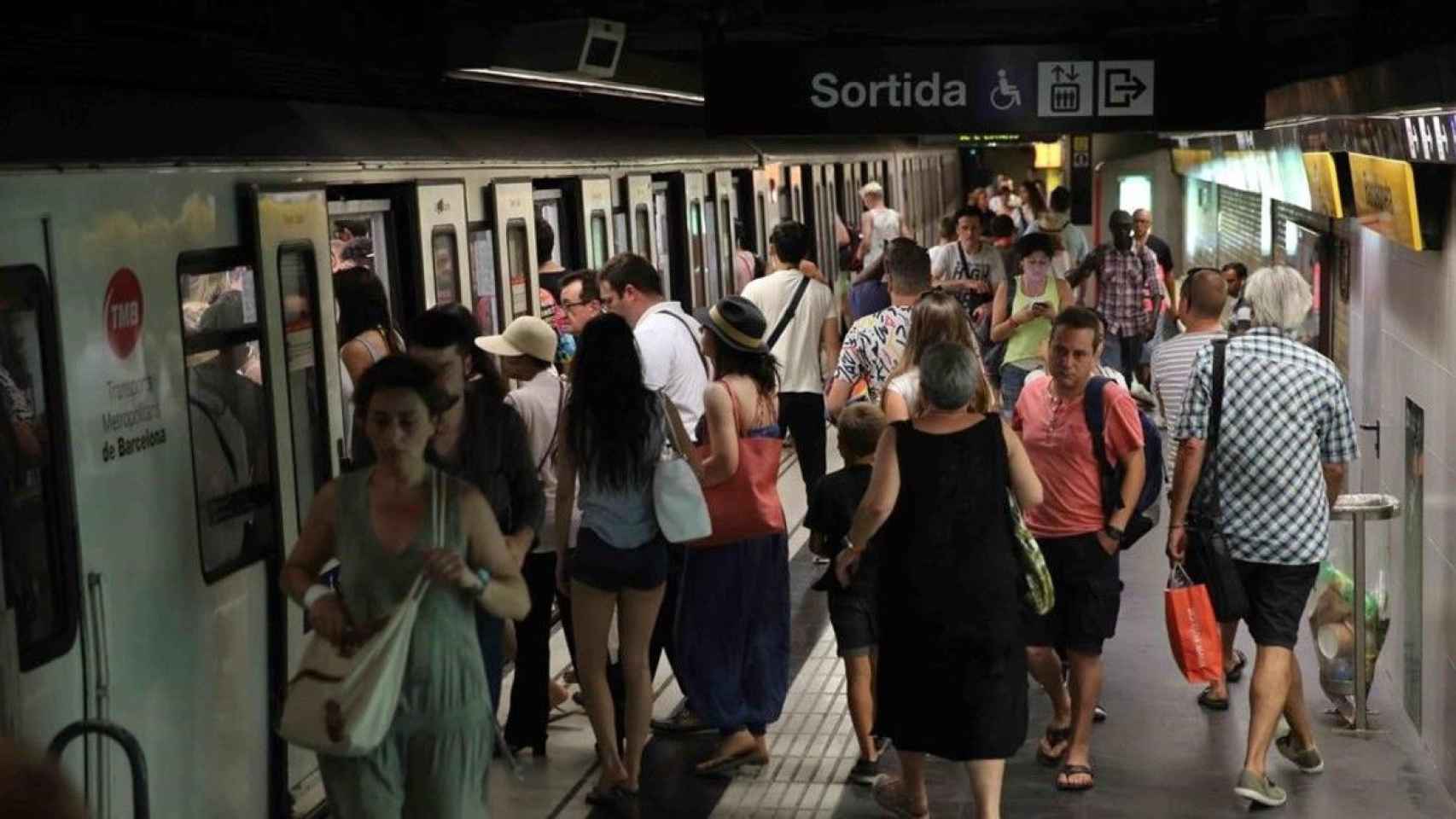 Usuarios del metro de Barcelona en un andén durante la huelga de trabajadores de TMB / EFE