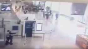 Captura del vídeo que muestra el momento del ataque en el aeropuerto de París-Orly / CG
