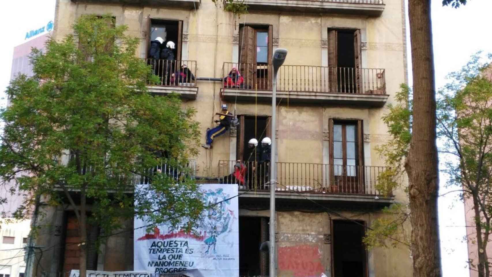 Manifestación para evitar el desalojo de la Guardia Urbana de una casa okupada en Sants / CG