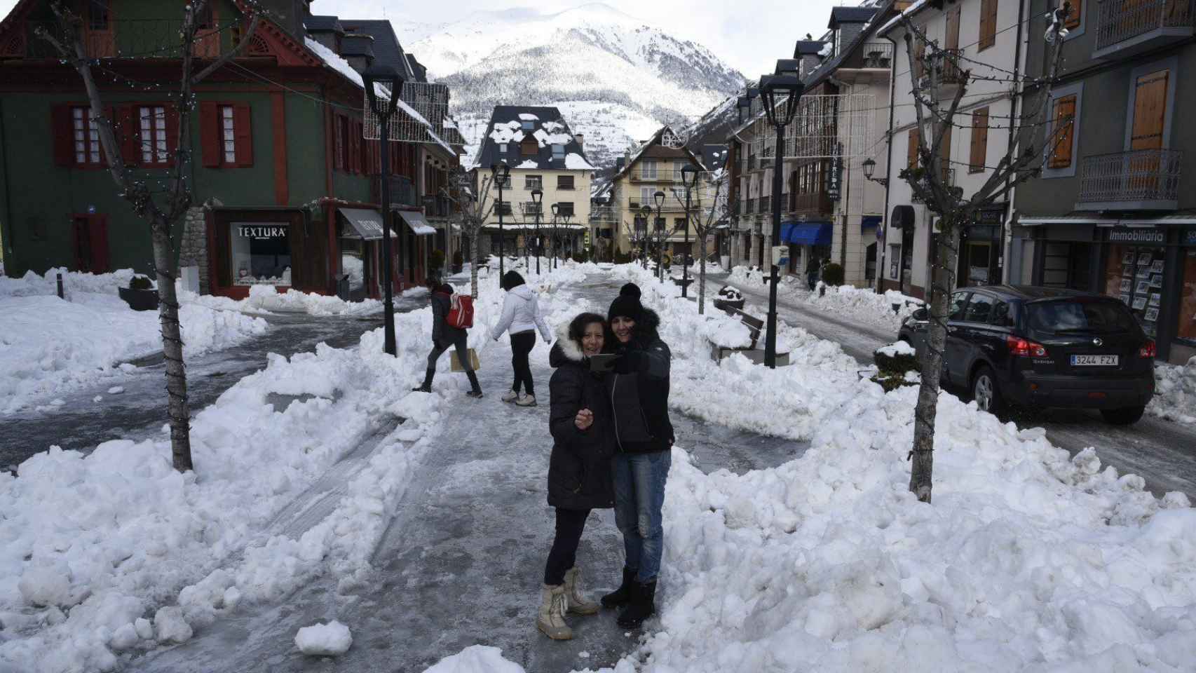 Dos mujeres se sacan una foto con el paisaje nevado de Viella (Lleida) / EFE