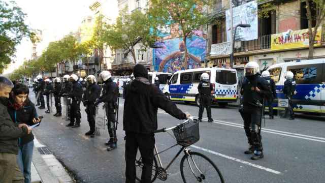 La Guardia Urbana ha desplegado un cordón de seguridad para desalojar el edificio en Sants