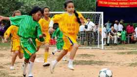 Un grupo de niñas asiáticas juega a fútbol / THE THIRD HALF