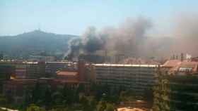 El incendio de varias motos en la zona de Pedralbes de Barcelona ha levantado una gran columna de humo