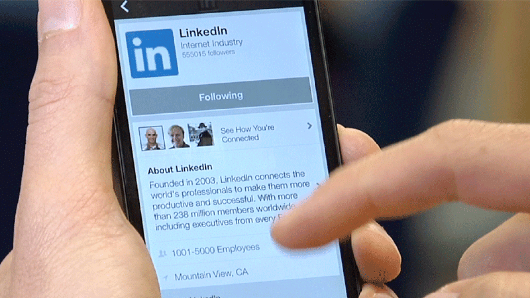 Un usuario utiliza la red social LinkedIn a través de su móvil
