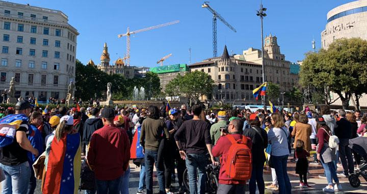 Inicio de la protesta en Barcelona para dar apoyo a Juan Guaidó en Venezuela / MILA