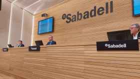 El consejero delegado de Banco Sabadell, César González-Bueno (c), junto al director financiero, Leopoldo Alvear (i), y el dircom, Gabriel Martínez (d) / BANCO SABADELL