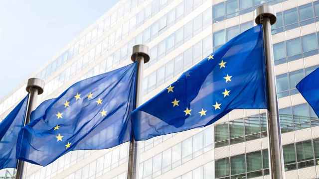 Banderas de la Unión Europea frente a la sede de la Comisión. Colegios progesionales / EP