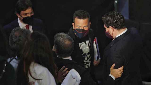 El presidente del FC Barcelona, Joan Laporta, junto al presidente de Audax Renovables, José Elías / EFE