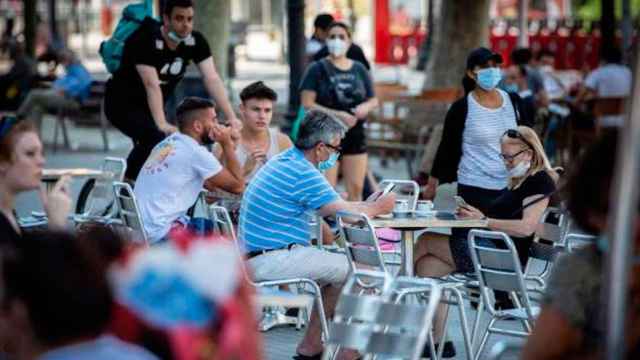 Una terraza de Barcelona con medidas de seguridad contra el virus / EFE
