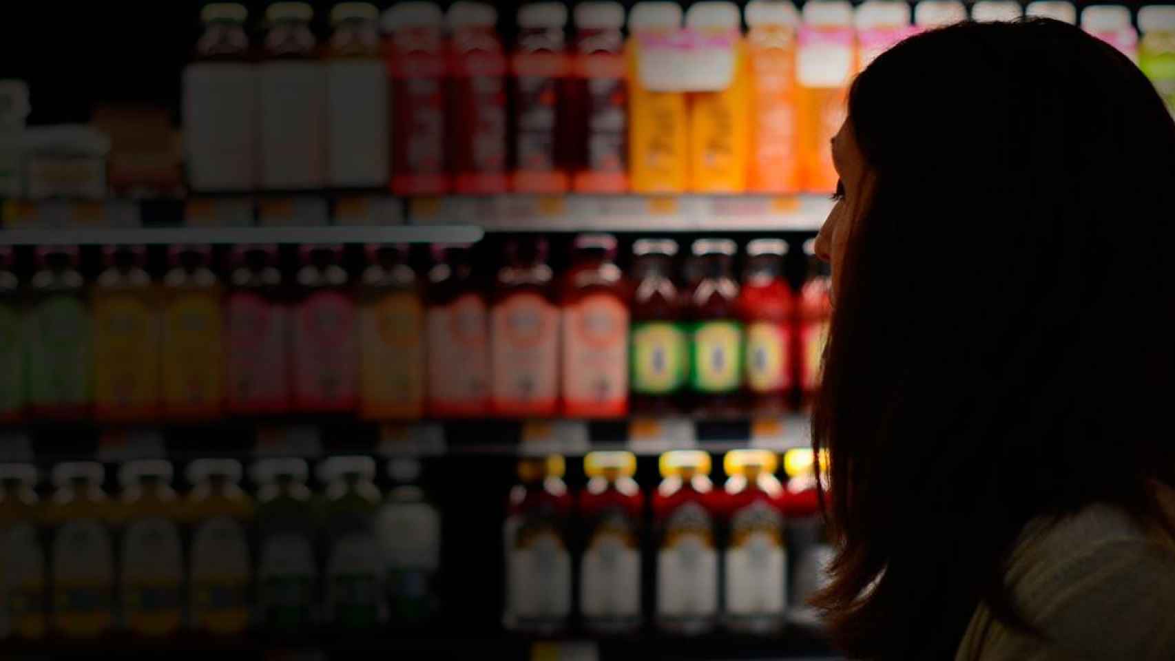 Una mujer compra alimentos en un supermercado / PIXABAY
