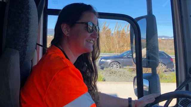 Cristina Batiste, mujer transportista, en la cabina de su camión / CG