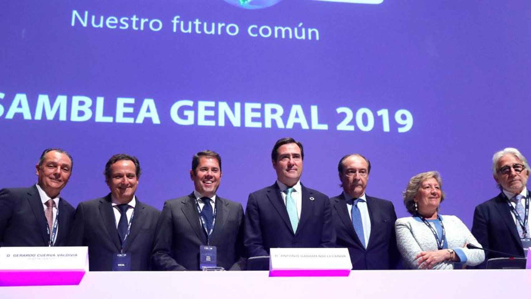 Antonio Garamendi (c) en su primera asamblea general como presidente de CEOE y rodeado del resto de la cúpula de la organización empresarial / EFE