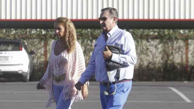 Manuel Luis Blesa, hermano del banquero, llega hoy al Tanatorio de Córdoba / EFE