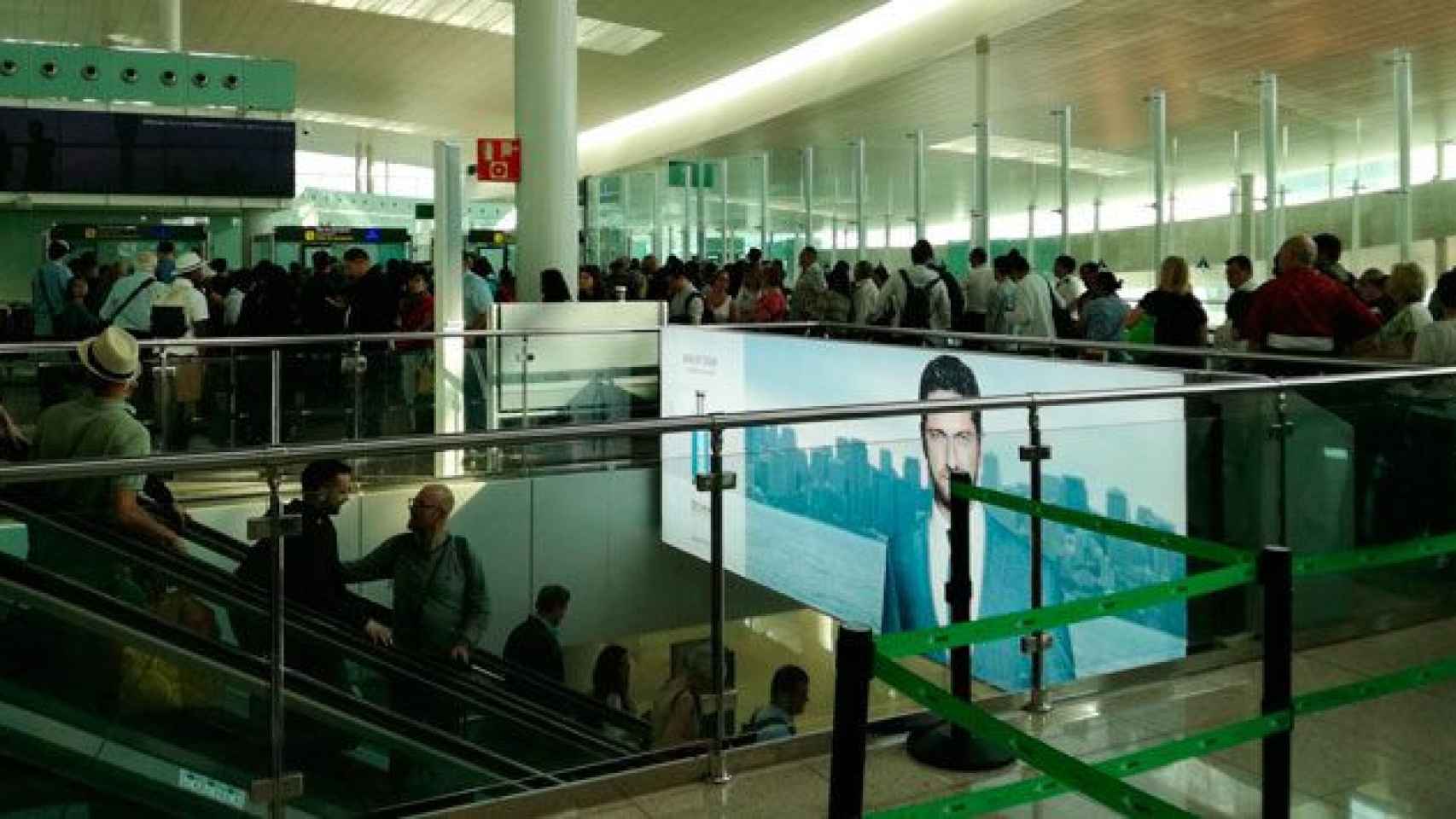 Colas en el control de pasaportes para pasajeros de fuera del espacio Schengen en el aeropuerto de El Prat / @BCNLote22