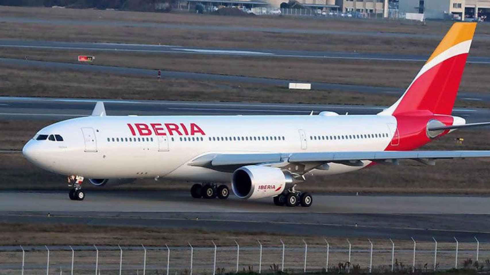 Un avión de la aerolínea Iberia en una foto de archivo / EFE