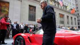 Sergio Marchionne, primer ejecutivo del grupo italiano, posa en el exterior de Wall Street, junto a algunos de sus coches.